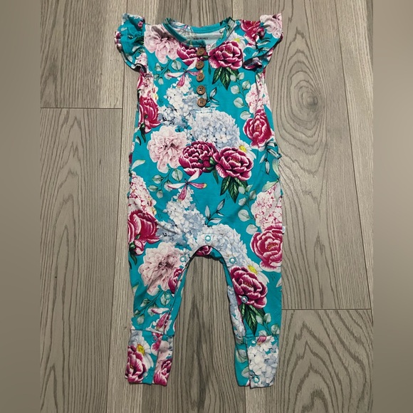 Posh Peanut Other - Posh Peanut Eloise Ruffled Capsleeve Henley Romper Size 12-18 Months